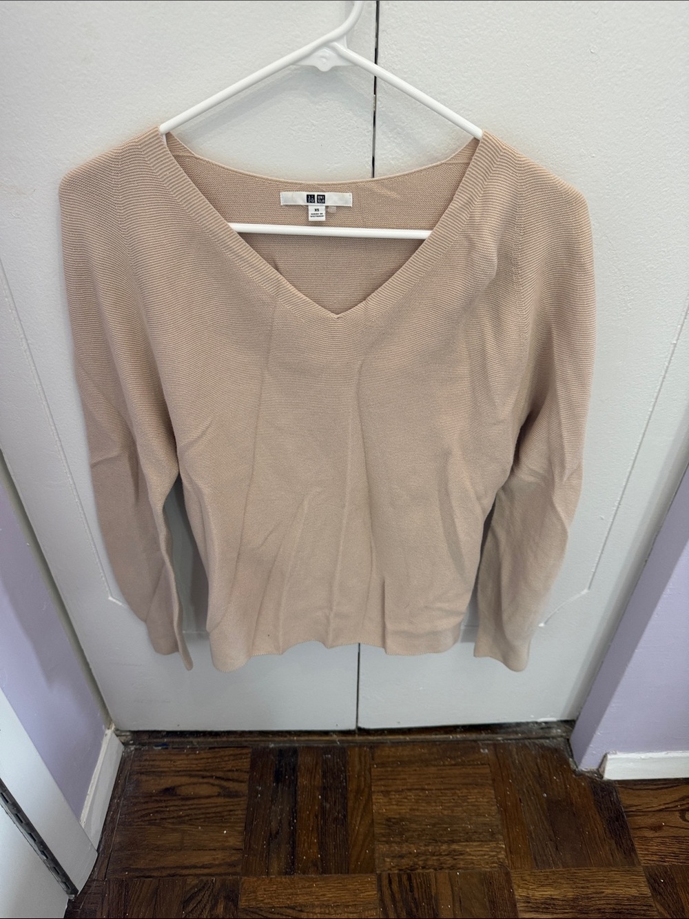 Uniqlo Women V-Neck Sweater in Light Beige